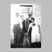 022-0407 Links im Bild - Eduard Zimmermann, rechts seine Verlobte Frieda Templin, dahinter die Eltern von Eduard.jpg